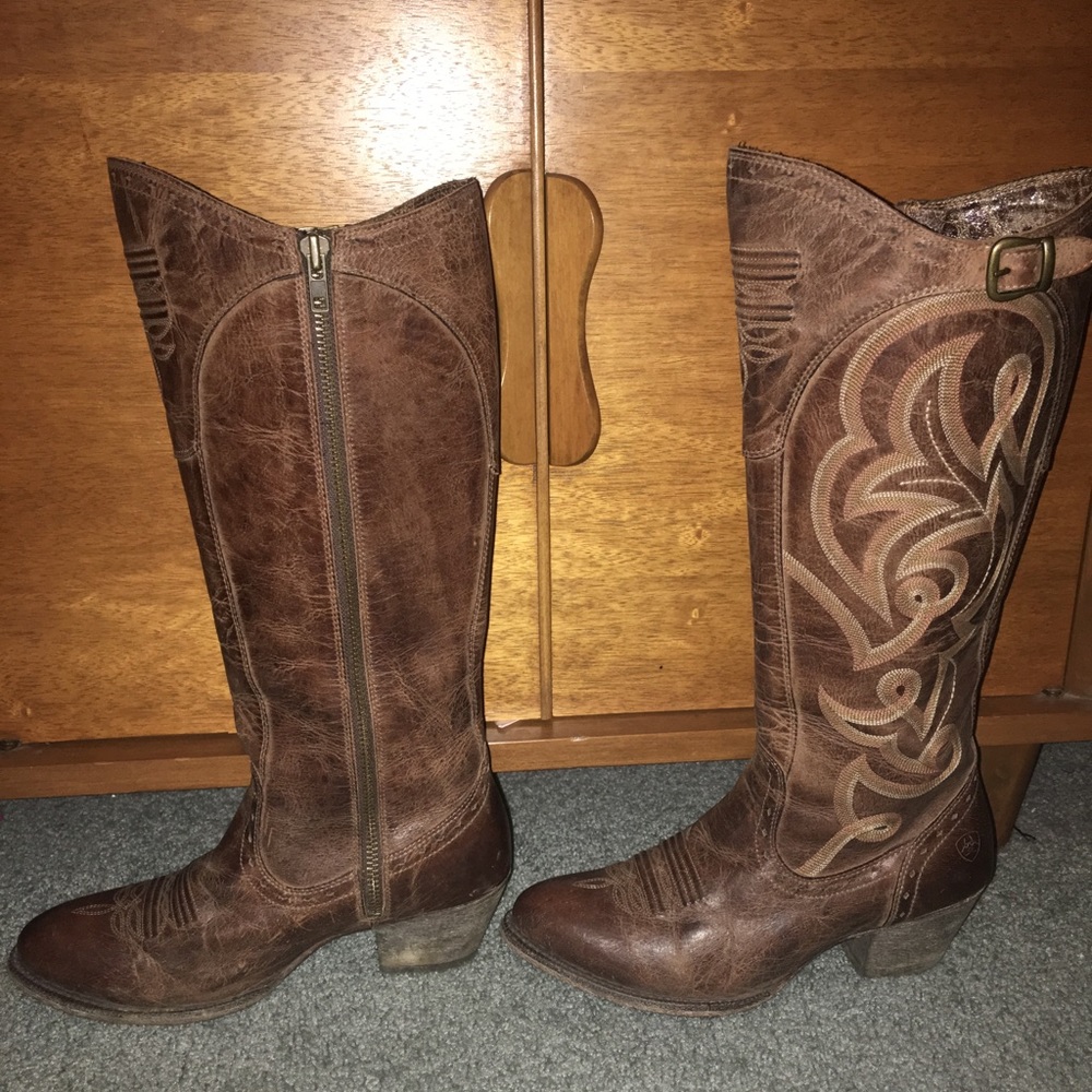*SOLD* Ariat Boots